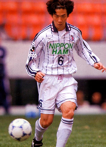CEREZO-01-02-Mizuno-away-white-white-white.JPG