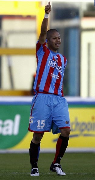 Catania-08-09-LEGEA-uniform-stripe-light blue-black.JPG