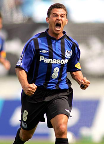 GAMBA-05-06-UMBRO-home-stripe-black-black.JPG