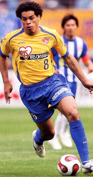 Vegalta-07-08-asics-home-yellow-blue-blue.JPG