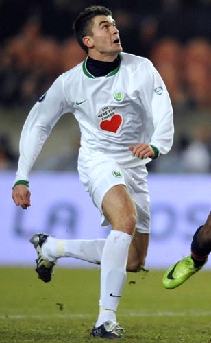 WOLFSBURG-08-09-NIKE-uniform-white-white-white.JPG